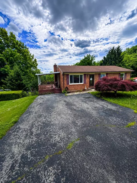 1140 Mineral Springs Dr, Vinton, VA 24179