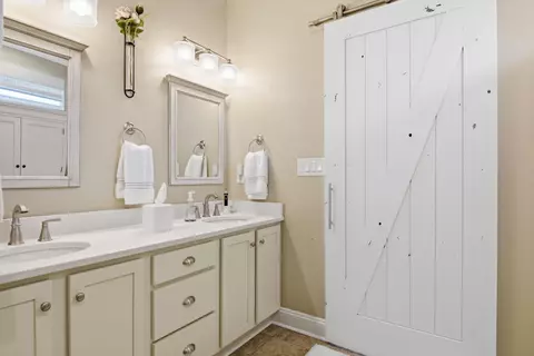 Bath - 953 Bolejack Blvd, Roanoke, VA 24019 photo 3 of 4