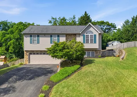 1611 Bush Farm Dr, Vinton, VA 24179