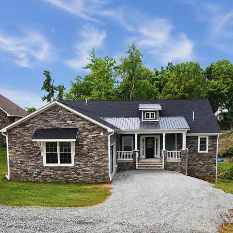 273 Hammock Pointe Dr, Moneta, VA 24121