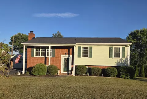 1055 Broadhill Dr, Vinton, VA 24179