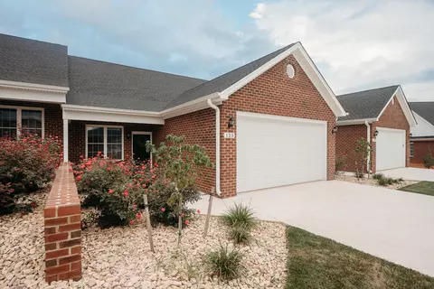 172 Villa Oak Cir, Bedford, VA 24523