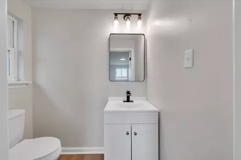 Bath - 678 E Augusta Ave, Vinton, VA 24179 photo 4 of 4