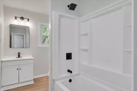 Bath - 678 E Augusta Ave, Vinton, VA 24179 photo 1 of 4
