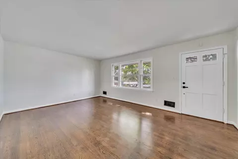 Living - 678 E Augusta Ave, Vinton, VA 24179 photo 3 of 4