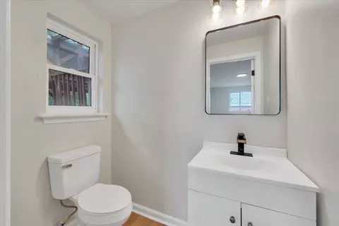 Bath - 678 E Augusta Ave, Vinton, VA 24179 photo 3 of 4