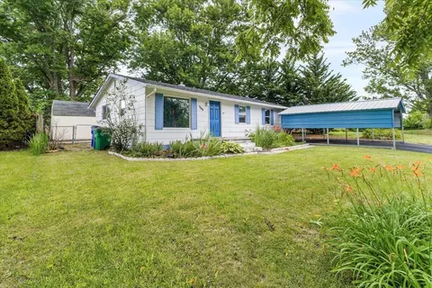 590 Agee St NW, Christiansburg, VA 24073