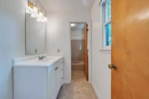 Bath - 3067 Green Hill Dr, Salem, VA 24153 photo 2 of 4