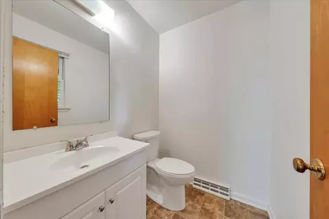 Bath - 3067 Green Hill Dr, Salem, VA 24153 photo 1 of 4