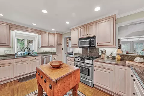 Kitchen - 2601 Cornwallis Ave SE, Roanoke, VA 24014 photo 4 of 6