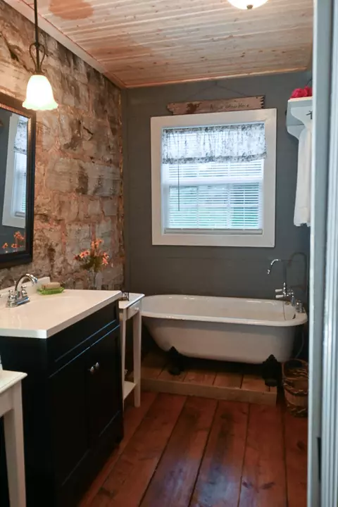 Bath - 4407 Rich Patch Rd, Covington, VA 24426 photo 1 of 3