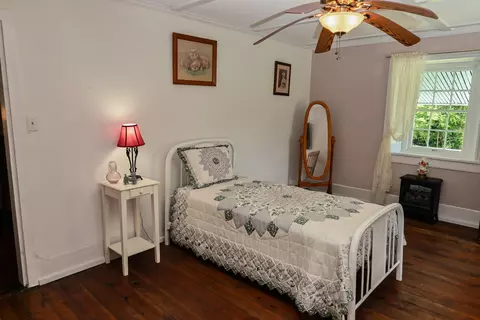 Bedroom - 4407 Rich Patch Rd, Covington, VA 24426 photo 5 of 9