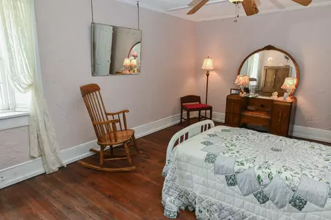 Bedroom - 4407 Rich Patch Rd, Covington, VA 24426 photo 6 of 9