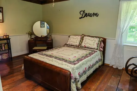 Bedroom - 4407 Rich Patch Rd, Covington, VA 24426 photo 2 of 9