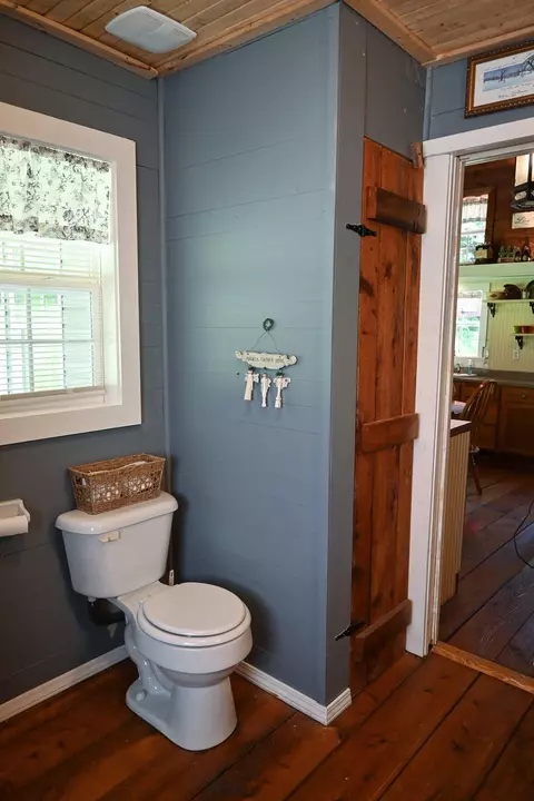Bath - 4407 Rich Patch Rd, Covington, VA 24426 photo 2 of 3