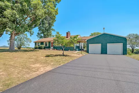 1084 Altice Rd, Moneta, VA 24121