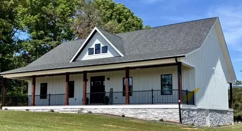 101 Spyglass Ln, Huddleston, VA 24104