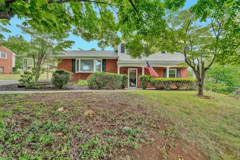 3109 Longhorn Rd, Roanoke, VA 24018