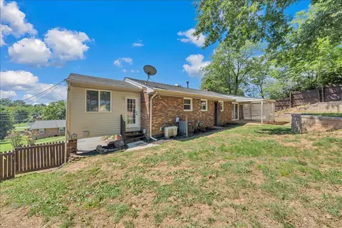 Exterior - 866 Peyton St, Roanoke, VA 24019 photo 6 of 11