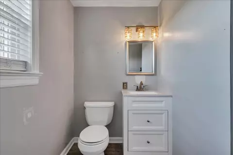 Bath - 866 Peyton St, Roanoke, VA 24019 photo 4 of 4