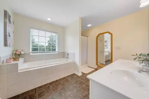 Bath - 1138 Fallview Dr, Vinton, VA 24179 photo 4 of 9