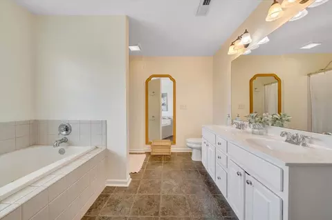 Bath - 1138 Fallview Dr, Vinton, VA 24179 photo 5 of 9