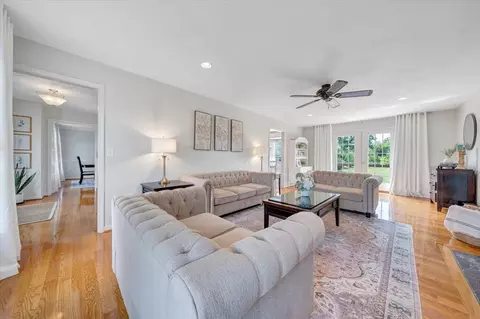 Living - 1138 Fallview Dr, Vinton, VA 24179 photo 2 of 5
