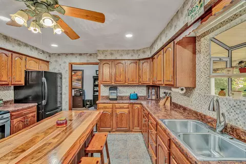 Kitchen - 419 Willowood Dr, Vinton, VA 24179 photo 4 of 6