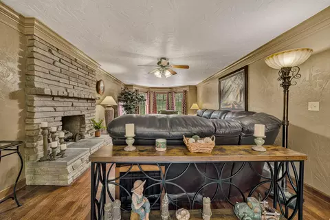 Living - 419 Willowood Dr, Vinton, VA 24179 photo 1 of 7