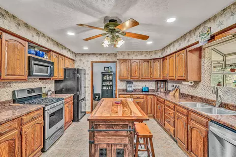 Kitchen - 419 Willowood Dr, Vinton, VA 24179 photo 2 of 6
