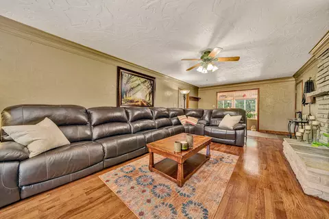 Living - 419 Willowood Dr, Vinton, VA 24179 photo 3 of 7
