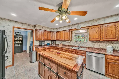 Kitchen - 419 Willowood Dr, Vinton, VA 24179 photo 3 of 6