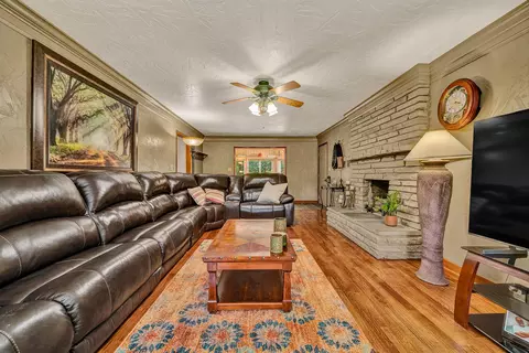 Living - 419 Willowood Dr, Vinton, VA 24179 photo 2 of 7
