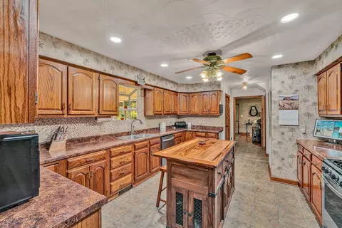 Kitchen - 419 Willowood Dr, Vinton, VA 24179 photo 5 of 6