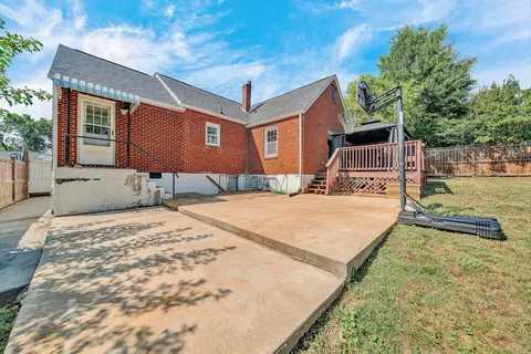 Exterior - 2425 Edinburgh Dr NW, Roanoke, VA 24012 photo 10 of 10