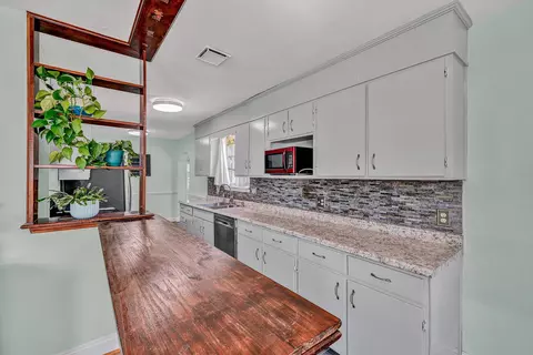 Kitchen - 2425 Edinburgh Dr NW, Roanoke, VA 24012 photo 1 of 4