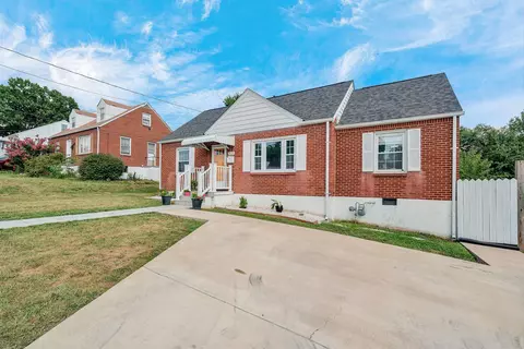 Exterior - 2425 Edinburgh Dr NW, Roanoke, VA 24012 photo 3 of 10