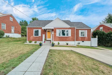 Exterior - 2425 Edinburgh Dr NW, Roanoke, VA 24012 photo 4 of 10
