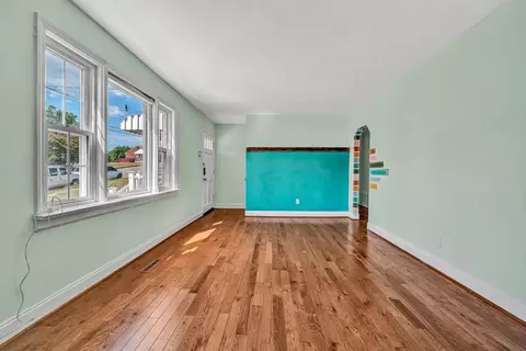 Living - 2425 Edinburgh Dr NW, Roanoke, VA 24012 photo 1 of 5