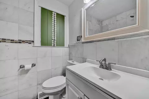 Bath - 2425 Edinburgh Dr NW, Roanoke, VA 24012 photo 2 of 3
