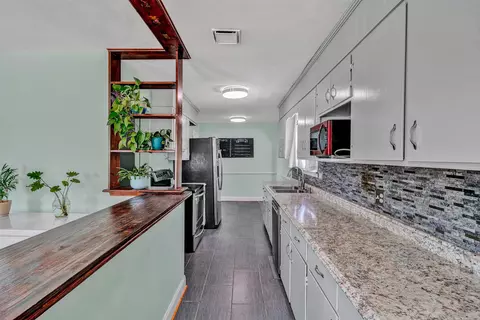 Kitchen - 2425 Edinburgh Dr NW, Roanoke, VA 24012 photo 2 of 4
