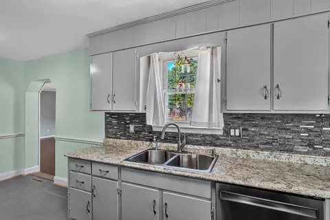 Kitchen - 2425 Edinburgh Dr NW, Roanoke, VA 24012 photo 3 of 4