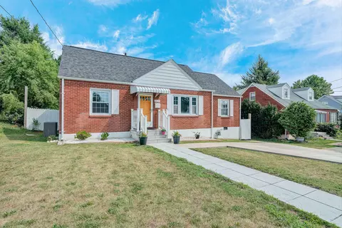 Exterior - 2425 Edinburgh Dr NW, Roanoke, VA 24012 photo 2 of 10