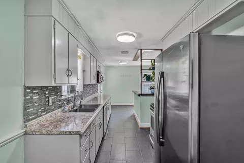 Kitchen - 2425 Edinburgh Dr NW, Roanoke, VA 24012 photo 4 of 4