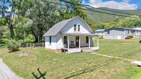Exterior - 197 Bridge St N, Buchanan, VA 24066 photo 2 of 10