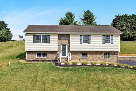 540 Harkrader St, Christiansburg, VA 24073