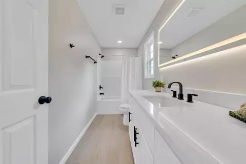 Bath - 824 Commander Dr, Roanoke, VA 24012 photo 6 of 6