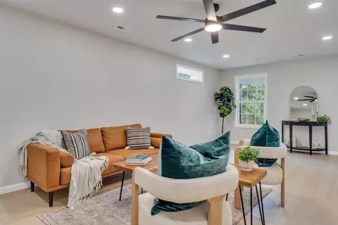 Living - 824 Commander Dr, Roanoke, VA 24012 photo 6 of 6