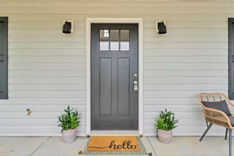 Entry Way - 824 Commander Dr, Roanoke, VA 24012 photo 1 of 8