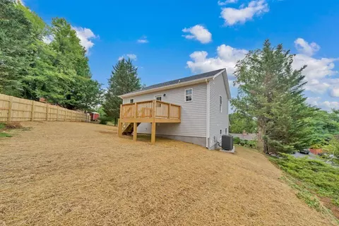 Exterior - 824 Commander Dr, Roanoke, VA 24012 photo 8 of 12